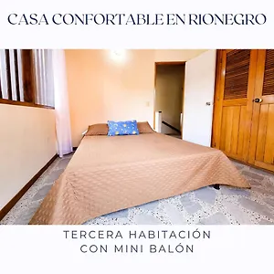 Casa Confortable En - A 10 Min Del Aeropuerto Pensión